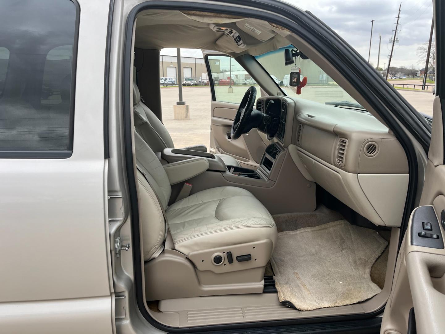 2006 SILVER /gray Chevrolet Tahoe 4WD (1GNEK13T76R) with an 5.3L V8 OHV 16V engine, 4-Speed Automatic Overdrive transmission, located at 14700 Tomball Parkway 249, Houston, TX, 77086, (281) 444-2200, 29.928619, -95.504074 - Photo#11